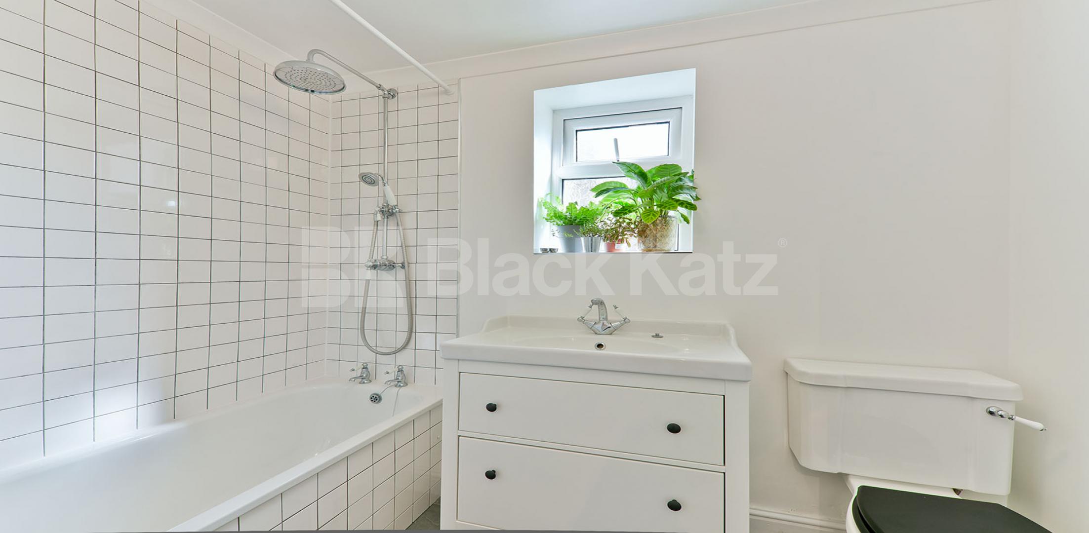 			UNDER OFFER, 2 Bedroom, 1 bath, 1 reception Ground Floor Flat			 Stanstead Road, Forrest Hill